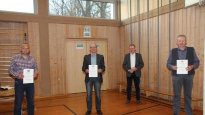 Bild: frd
Bürgermeister Martin Prey (Zweiter von rechts) überreichte den Gemeinderäten (von links) Wunibald Zwack, Werner Schäffer und Johann Praß die kommunale Dankurkunde.