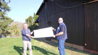 Bild: kro
Stolz präsentieren Vorsitzender André Röckl (rechts) und sein Stellvertreter Markus Schultes die Pläne für den An- und Umbau der Fischerhütte. Der Bauantrag ist mittlerweile schon bei der Stadt eingereicht.