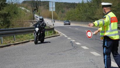 Bild: gsp
Der Verkehrspolizist winkt an der Vilstalstraße einen Motorradfahrer heraus.