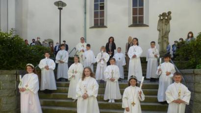Bild: mad
Die 14 Kommunionkinder wurden von (im Hintergrund, von links) Pfarrer Markus Urban, Rektorin Claudia Buchmann und Lehrerin Anna Filbert an ihrem großen Tag begleitet.