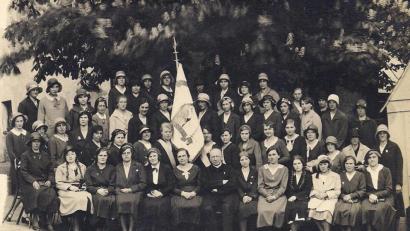 Bild: Archiv Robl
Diese Aufnahme aus den 1930er Jahren zeigt die Marianische Jungfrauenkongregation mit Pfarrer Franz Perlinger (vorne, Mitte). Das Foto entstand gegenüber dem Gasthaus „Stadt Wien“ und neben Josef Härtls Lebensmittelgeschäft am Wiesauer Kreuzberg.