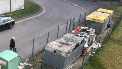 Bild: uz
So sieht der Containerplatz in der Veit-Stoß-Straße vor allem an Wochenenden oder nach Feiertagen aus.