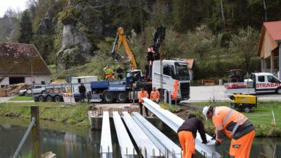 Bild: bö
In Hohenburg wird derzeit die Hammermühlbrücke saniert. Die erste Arbeit war das Setzen der neuen Stahlträger für die Fachleute der Firma Mühlbauer Metall- und Stahlbau aus Furth im Wald und der Strabag AG in den vergangenen Tagen.