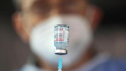 Bild: Oliver Berg
Ein Arzt zieht eine Spritze mit dem Impfstoff von Moderna auf. Foto: Oliver Berg/dpa/Symbolbild