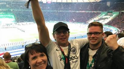 Bild: mr
Josi, Heidi und Tobi Scherl beim Pokalsieg der Frankfurter 2018 in Berlin.