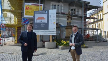 Bild: jr
Bürgermeister Stefan Grillmeier (links) freute sich über die Nachricht von der Förderzusage durch die Bayerische Landesstiftung, die von MdL Tobias Reiß überbracht wurde. Dadurch gibt es für die Sanierung des des Historischen Rathauses (im Hintergrund) einen weiteren Zuschuss in Höhe von 40.000 Euro.