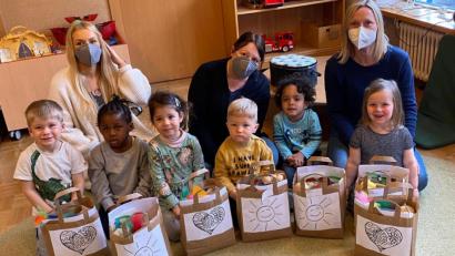 Bild: Völkl
Die Tüten, welche Eltern und Kindern Freude machen sollen, sind gefüllt. Sie wurden rechtzeitig zum Muttertag ausgeliefert.
