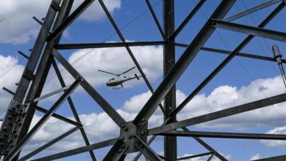 Bild: Andreas Leder/Bayernwerk/exb
Aus dem Hubschrauber heraus prüfen Techniker der Bayernwerk Netz GmbH die Hochspannungsleitungen. Die Befliegungen finden regelmäßig im gesamten Netzgebiet statt.