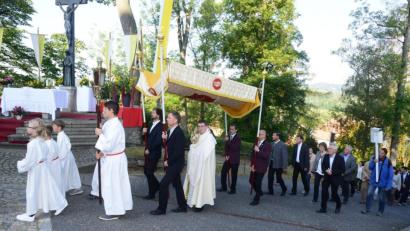 Archivbild: bey
Zum Kreuzbergfest im September 2019 zog Stadtpfarrer Pater Hans Ring letzmals mit dem Allerheiligsten von der Stadtpfarrkirche St. Sigismund hoch zur Kreuzbergkirche.