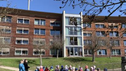 Bild: ubb
Mit Liedern und Briefchen haben die Kinder aus dem Kinderhaus Kunterbunt die Seniorinnen und Senioren im BRK-Heim Ziegelanger in Tirschenreuth überrascht. Viele Heimbewohner schauten von den Fenstern aus zu oder sie kamen kurz raus in den Garten.