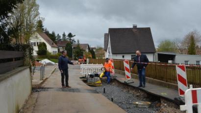 Bild: dob
In der Wiesenstraße sind derzeit die städtischen Bauhofmitarbeiter mit der Erneuerung des Straßenzugs beschäftigt. Nun haben sich Bürgermeister Andreas Wutzlhofer (links) und Außendienstleiter Karl Frey von den Arbeiten überzeugt. Wassermeister Markus Süss (Mitte) übernahm mit seinen Kollegen sämtliche Arbeiten am Wasserversorgungsnetz.