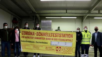Bild: lei
Sie sind für dem Teststart bereit (von links): Richard Leißner (Kommandant FFW Eschenfelden), Sonja Linn, Armin Linhard (Kommandant FFW Achtel), Koordinator vor Ort Jürgen Leißner, Nina und Andreas Brunner vom ASB-Regionalverband Jura und Geschäftsführer Horst Linn von der Firma Linn High Therm.