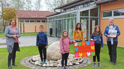 Bild: twi
Gunda Hagn (rechts) bedankt sich für die Spende bei den Kommunionkindern und der Organisatorin Silvia Merter (links)