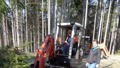 Bild: amö
Bürgermeisterin Sonja Meier (rechts) macht sich ein Bild von den Arbeiten. Hier baggert Bauhof-Mitarbeiter Michael Baier einen großen Ablauf aus.