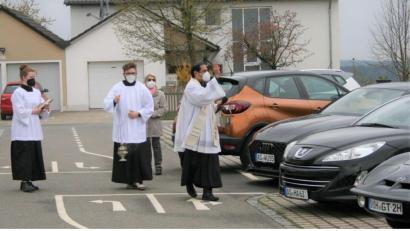 Bild: Hans Apfelbacher/exb
Fahrzeugsegnung in Freihung (von links): Hanna und Stefan Wisneth mit Pfarrer Benny Joseph.