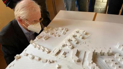 Bild: ass
Stadtrat Rudolf Maier will es genau wissen. Das neue Modell für die geplante Bebauung neben dem Kleinraigeringer Obstviertel bot einen Anhaltspunkt für die Diskussion.