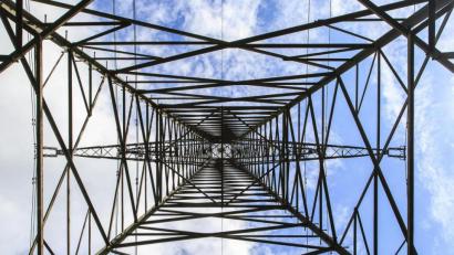 Bild: Hösamer
Der Ersatzneubau des Ostbayernrings – hier ein Mast bei Schwandorf – soll im Herbst 2023 ans Netz. Bislang hat der Netzbetreiber Tennet noch kein Baurecht.