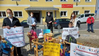 Bild: lg
Initiator Alexander Ried (von links), Bürgermeister Rudolf Teplitzky, Landrat Thomas Ebeling und Initiatorin Regina Schwindler bei der Muttertagsaktion zur Öffnung der Kindergärten und Schulen.