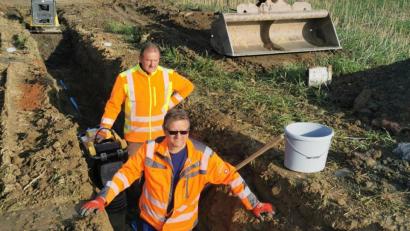 Bild: nza
Bauhofleiter Volkmar Sirtl (im Hintergrund) mit Bauhofmitarbeiter Thomas Löw bei den Arbeiten für die neue Wasserleitung nach Scheibe.