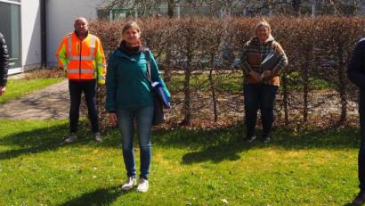 Bild: jpl
Im Außenbereich hinter dem Schulhaus soll das "Grüne Klassenzimmer" entstehen. Zur Bauanlaufbesprechung trafen sich (von links) Bautechniker Bernhard Ott, Schulleiter Alexander Köstler, Alexander Dumler, Architektin Martina Lenk, Ines Neugirg (Firma Dumler), Bürgermeister Peter König und Hausmeister Rudolf Küffner.