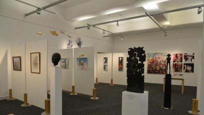 Archivbild: Petra Hartl
Kultur in der Vor-Coronazeit, als Ausstellungen (wie diese der Amberger Künstler in der Stadtgalerie) noch in Präsenz stattfanden und Galerien Orte waren, an denen man Kunst begegnete und sich mit ihr auseinandersetzte. Die Kunstpreisträgerinnen von 2020 schlagen Pandemie-bedingt einen alternativen Weg ein: Sie switchen auf Instagram um.
