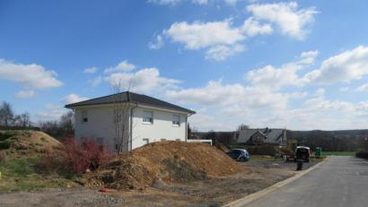 Bild: kgg
Auch an der Verbindung zwischen der verlängerten Schulstraße und der Raiffeisenstraße im Bereich der früheren Bahnlinie wird viel gebaut.