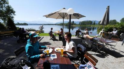 Symbolbild: Angelika Warmuth/dpa
Gäste genießen die Sonne in einem Biergarten am Staffelsee.