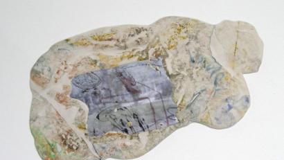 Bild: Julia Himmelhuber/exb
Ein Kunstwerk von Julia Himmelhuber, die in Amberg zur Schule ging, jetzt aber in Nürnberg lebt und als Kunstlehrerin unterrichtet. Auf einer Glasplatte bemalt Julia Himmelhuber Stoffe und überträgt sie dann auf Gips.