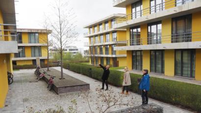 Bild: Bühner
Die Wohnanlage für Studierende "Am Postkeller" zeigt Studentenwerk-Geschäftsführer Josef Tost (links) OTH-Präsidentin Andrea Klug und Professor Joachim Hummich. Ein weiterer Neubau soll im Stadtgebiet entstehen.