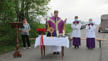 Bild: jzk
Wir glauben nicht an einen Automatengott, der alle meine Wünsche in meinem Egoismus erfüllt“, betonte Stadtpfarrer Thomas Kraus beim Bittgottesdienst am Läufer Kreuz. Mesnerin Marlene Weichs-Koller (links) trug die Lesung und die Fürbitten vor.