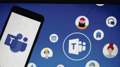 Symbolbild: ZUMA Wire/Debarchan Chatterjee/dpa
Mit Microsoft Teams können Nutzer zu zweit und in Gruppen chatten, in Themenkanälen zusammenarbeiten, Dateien teilen, telefonieren und per Video konferieren – unerlässlich in Zeiten von Home-Office während der Corona-Pandemie. So gehört Microsoft ganz klar zu den Gewinnern an der Börse.