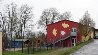 Bild: fjo
Mit einem Anbau auf der jetzigen Zufahrt liebäugelt die Stadtverwaltung bei der Kindertagesstätte in Roggenstein zur Schaffung von weiteren Krippenplätzen.