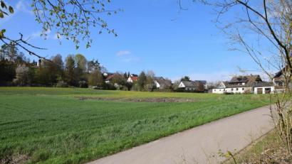 Bild: bö
Im neuen Wohnbaugebiet G'steibat in Mendorferbuch entstehen 29 neue Bauparzellen. Ein zentrales Nahwärmenetz, wie es angedacht war, wir hier nicht kommen. Die Kosten sind zu hoch.