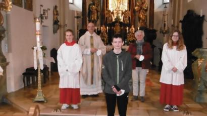Bild: Christa Forster/exb
Julian Reitinger (vorne) hört als Ministrant in Pertolzhofen auf. Verabschiedet wurde er durch die Oberministrantinnen, Pfarrer Herbert Rösl und Mesnerin Mathilde Eckl (im Hintergrund).
