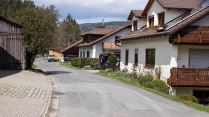 Bild: bkr
Die Schwellen auf der Straße in das Flötztal sind abgebaut. Drei neue, etwas breiter und nicht so hoch wie die bisherigen, beschloss der Gemeinderat. Dazu kommt eine Geschwindigkeitsbegrenzung auf 30 km/h zum Schutz der Kinder.