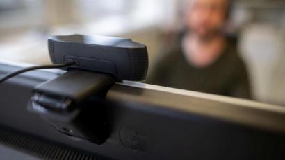 Symbolbild: Sebastian Gollnow/dpa
Kreisräte können künftig auch per Videokonferenz an den Ausschuss-Sitzungen teilnehmen. Eine entsprechende Änderung der Geschäftsordnung des Landkreises beschloss der Kreistag.