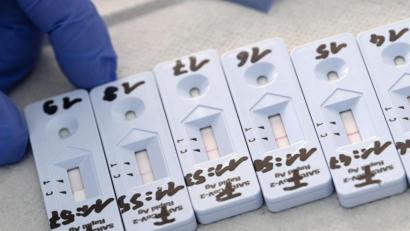 Bild: Hendrik Schmidt
Corona-Schnelltests liegen zur Auswertung auf einem Tisch in einem Testzelt. Foto: Hendrik Schmidt/dpa-Zentralbild/dpa