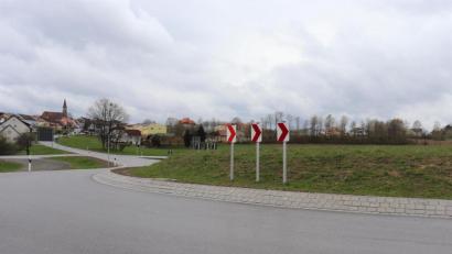 Bild: flt
Noch gibt es im Kreisverkehr am Plößberger Ortseingang noch keine spezielle Bepflanzung oder gestalterischen Akzente. Dies soll sich nach einem Ideenwettbewerb ändern.