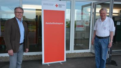 Bild: jr
Bürgermeister Max Bindl (links) freut sich, dass die Konnersreuther BRK-Bereitschaft eine Corona-Schnellteststation im ehemaligen Hauptschulgebäude eingerichtet hat. Er und Bereitschaftsleiter Hugo Hofmann hoffen, dass das Angebot von den Bürgern angenommen wird.