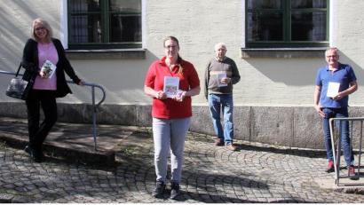 Bild: wro
Christine Gärtner (Nachbarschaftshilfe Pullenreuth), Seniorenbeauftragte Sandra Pinzer, Hans Spörrer und Bürgermeister Hubert Kraus (von links) stellten die Geschenkidee zum Muttertag und zum bevorstehenden Vatertag am Rathaus vor.