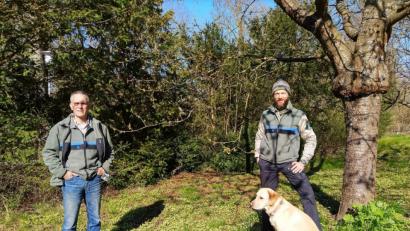 Bild: jzk
Forstdirektor Dirk Lüder, der Leiter des Bereichs Forsten am Amt für Ernährung, Landwirtschaft und Forsten (AELF) Tirschenreuth und Forstamtsrat Martin Wittmann (rechts) mit seinem Jagdhund Bhanu.