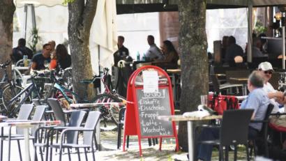 Bild: Gabi Schönberger
Die ersten Gäste ließen sich am Montag wieder in der Weidener Fußgängerzone bewirten.