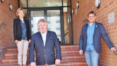 Bild: Bühner
"Gehen wir's an" sagt der neue Kreishandwerksmeister Erich Sperber (vorne). Unterstützung hat er von Kreishandwerkerschafts-Geschäftsführerin Christa Neubauer-Kreutzer und seinem Stellvertreter Engelbert Schicker.