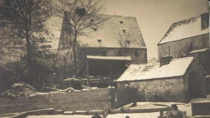 Bild: Archiv Kultur- und Militärmuseum Grafenwöhr
Die Hausarbeit war früher alleinige Aufgabe der Frauen. Wäschewaschen in einer Waschmaschine? Fehlanzeige. Die Grafenwöhrer Damen mussten Kleidung noch im Stadtweiher sauber schrubben.