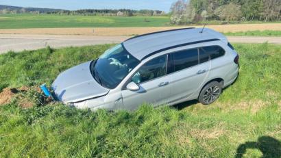 Bild: Gustl Beer
Das Auto landet nach dem Ausweichmanöver im Straßengraben. Der Fahrer zieht sich mittelschwere Verletzungen zu, der Schaden am Fahrzeug beträgt etwa 6000 Euro.
