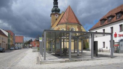Bild: fg
Die Sitzbänke am Hirschauer Infopoint sind nur unzureichend vor Regen geschützt. Der Stadtrat verweist dieses Problem an den Bauausschuss.