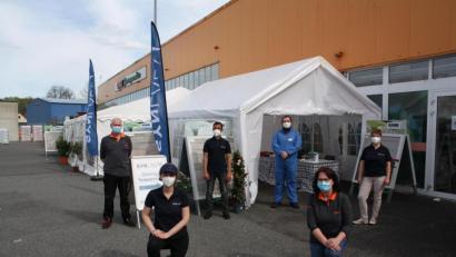 Bild: bjp
Obi-Marktleiterin Alexandra Lehnert und Synlab-Projektkoordinatorin Claudia Herper (vorn von rechts) brachten das Corona-Testzentrum beim PEZ auf den Weg. Das Synlab-Team aus Nina Weig, Ceyhan Yaman und Mohammad Tahir Momand (stehend von rechts) sorgen für den reibungslosen Betrieb, Mitarbeiter des Baumarkts (links Obi-Lagerist Georg Jakob) halfen beim Aufbau