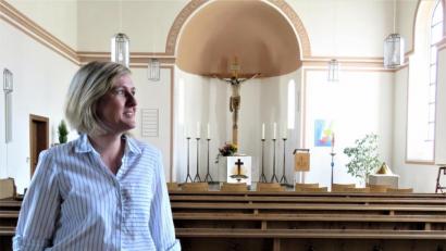 Bild: ubb
Pfarrerin Dr. Stefanie Schön möchte ihre Visionen einer modernen Kirche als Begegnungsstätte für Jung und Alt auch äußerlich umsetzen. Sie hat große Pläne für eine Umgestaltung des kompletten Kirchenschiffs der Erlöserkirche. Unter anderem möchte sie die starren Kirchenbänke durch lockere Stuhlreihen ersetzen.