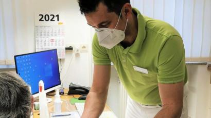Bild: stg
Dr. Peter Deinlein beim Impfen.