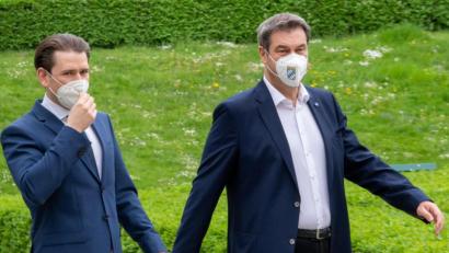 Bild: Peter Kneffel/dpa
Markus Söder (r, CSU), Ministerpräsident von Bayern, geht mit Sebastian Kurz, Bundeskanzler von Österreich, nach einer gemeinsamen Pressekonferenz durch den Hofgarten der bayerischen Staatskanzlei.